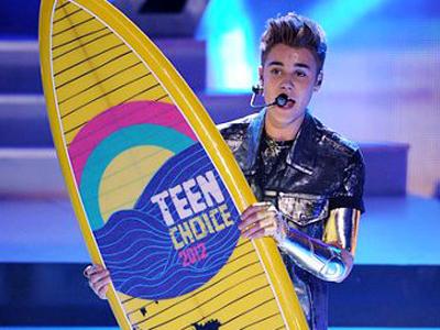 Justin Bieber dan Taylor Swift Borong Trophy di Teen Choice Awards 2012